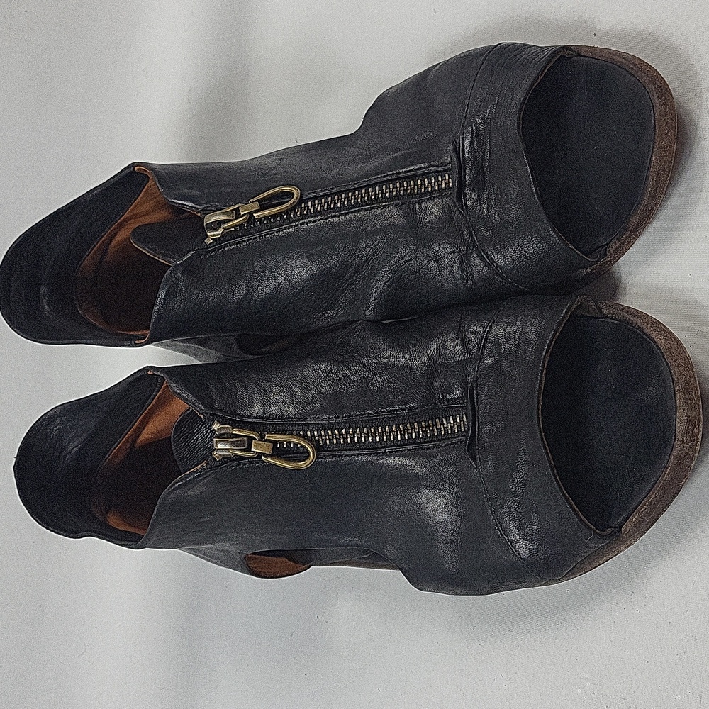 P Monjo Leather Flat Sandals Size 9US 39.5EU Zip Closure